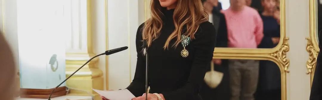 足球赛事-贝克汉姆夫妇和孩子们团结一致亮相巴黎时装周