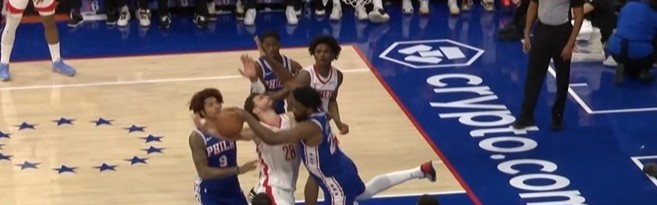 足球新闻-是个好防守！申京篮下强打恩比德造犯规 76人挑战成功