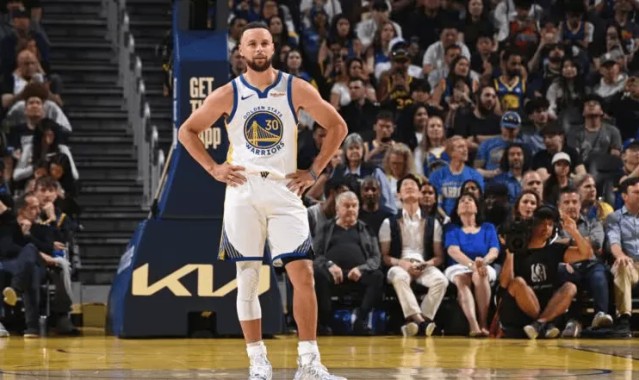 足球新闻-勇士快船附加赛相遇，勇士近3个赛季对阵快船仅取得3胜12负